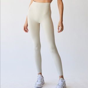 Set Active Leggings in oat milk - L excellent cond